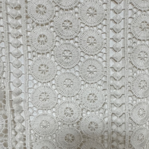 Abercrombie & Fitch Lace Sleeveless Blouse in Cream - Picture 2 of 5